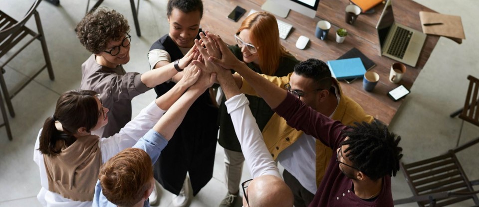 Jeunes de tous âges avec un adulte qui se tapent dans la main