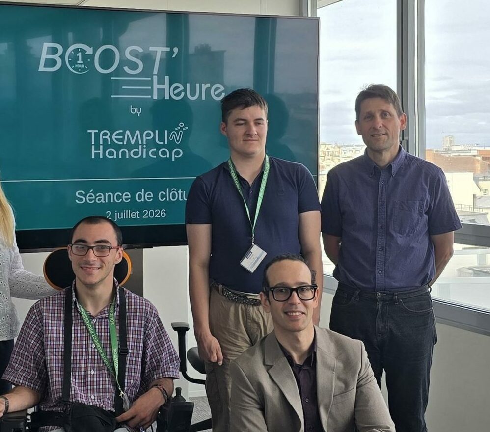Photo de groupe posant devant un écran avec le logo Boost'heure de TREMPLIN Handicap ainsi que la mention "Séance de clôture 2026"